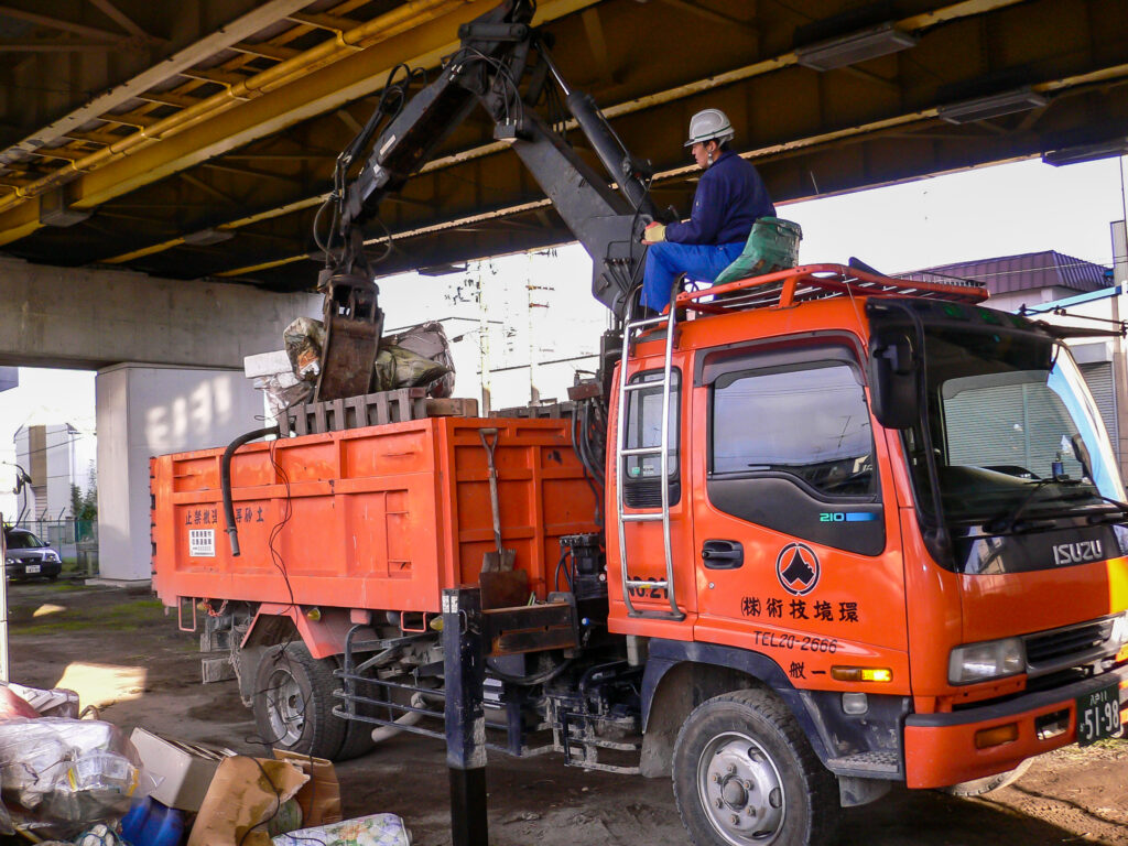 ローダークレーンよる産業廃棄物の収集運搬業務
