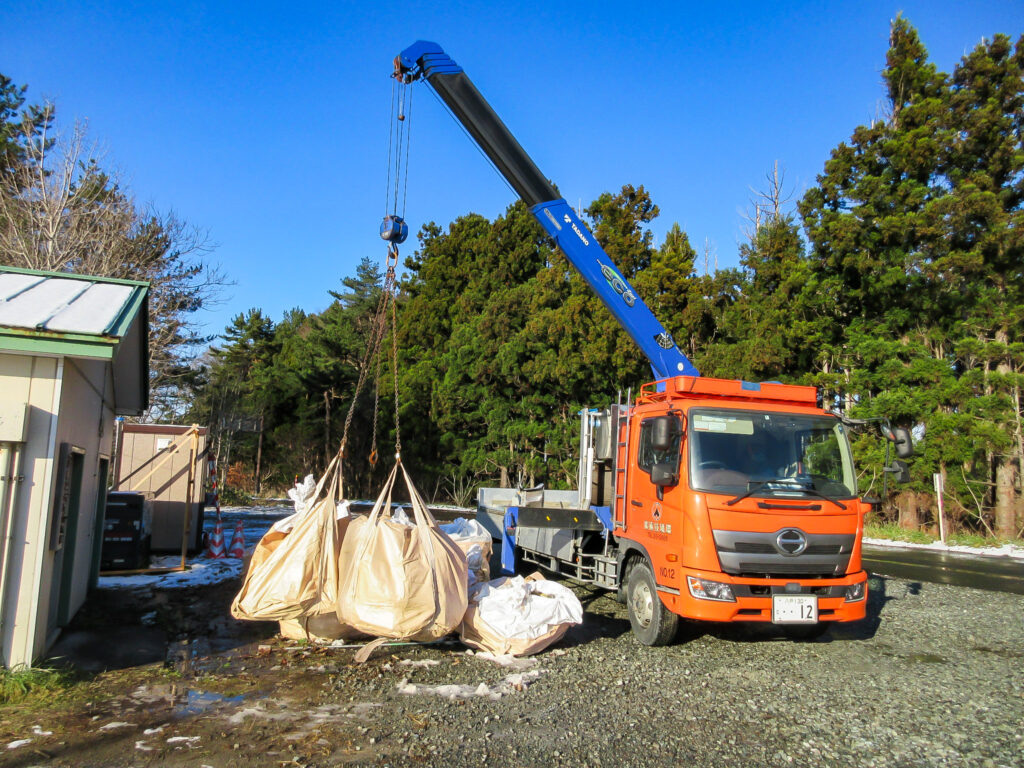 ユニック車による産業廃棄物の積み込み（収集運搬業務）